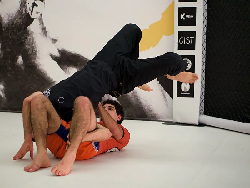 Grondwerk oefening tijdens grappling les.
