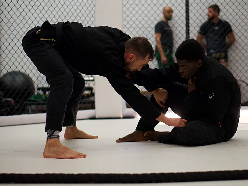 Grappling training op de mat bij Reconnect Academy.