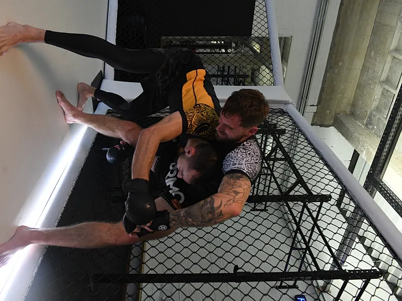 Takedown oefening tijdens wrestling training bij Reconnect Academy.